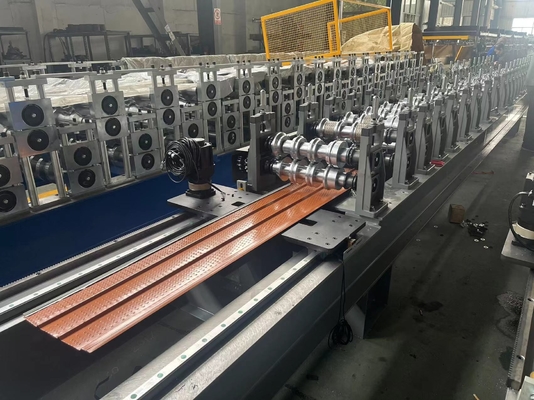 Automatisch besturingssysteem en scheerapparaat Soffit Panel Rolling Forming Machine voor een soepele werking
