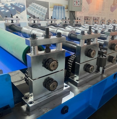 Versatile stappen tegels dakplaten rollende vormmachine In het Russisch