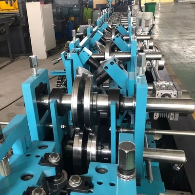 Automatische stalen ruit-kanaal perforatie gaten C U Z W M V T Purlin Roll Forming Machine
