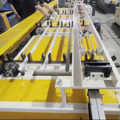 High Speed Metal Corner Trim Roll Forming Machine voor gebouwbouw met aanpasbare profielen en afmetingen