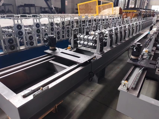 Automatisch besturingssysteem en scheerapparaat Soffit Panel Rolling Forming Machine voor een soepele werking
