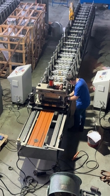 Automatisch besturingssysteem en scheerapparaat Soffit Panel Rolling Forming Machine voor een soepele werking