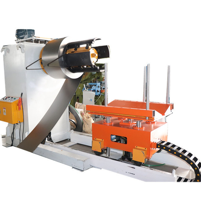Machine voor het maken van platen van metalen wandbekleding