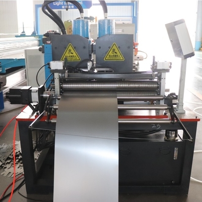 Machine voor het maken van platen van metalen wandbekleding
