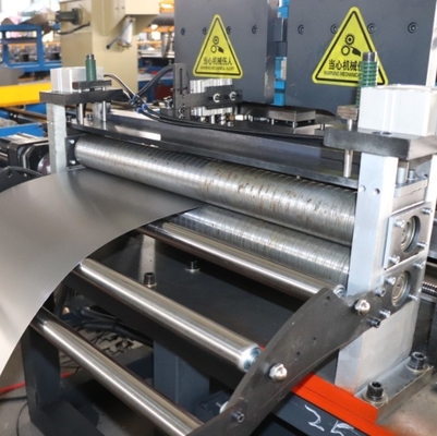 Machine voor het maken van platen van metalen wandbekleding