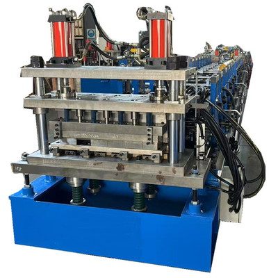 Machine voor het maken van platen van metalen wandbekleding