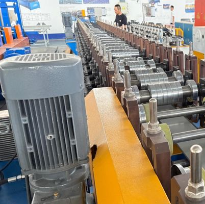 Breedteverstelbare rollende vormmachine met ritskap