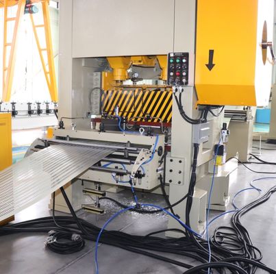 Automatische productielijn voor het perforeren en in de lengte snijden