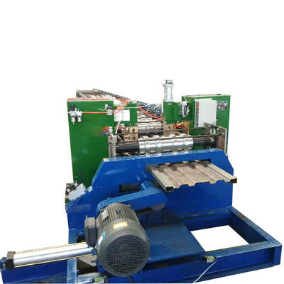 Volledig geautomatiseerde machine voor het rollen van externe carrosseriepanelen van vrachtwagens voor de productie van partijpanelen